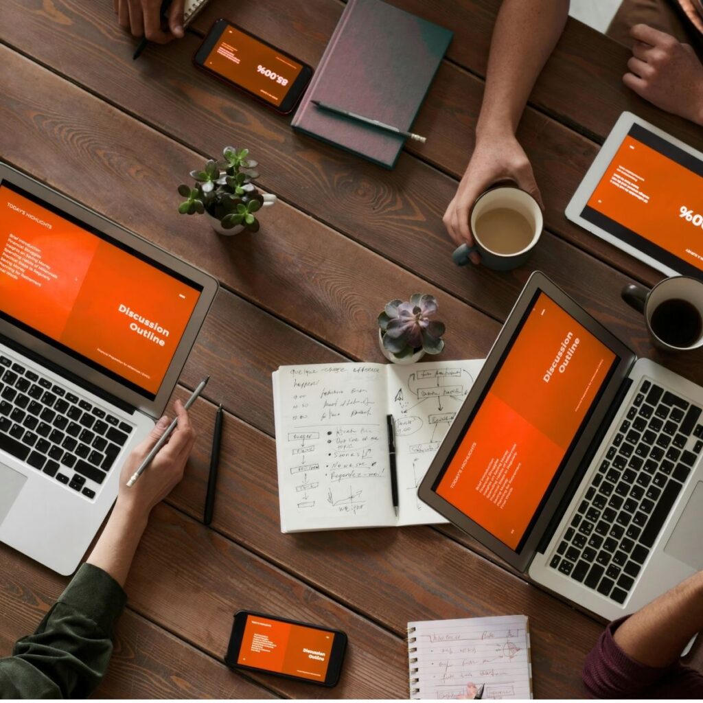 Mehrere Computer an einem Tisch